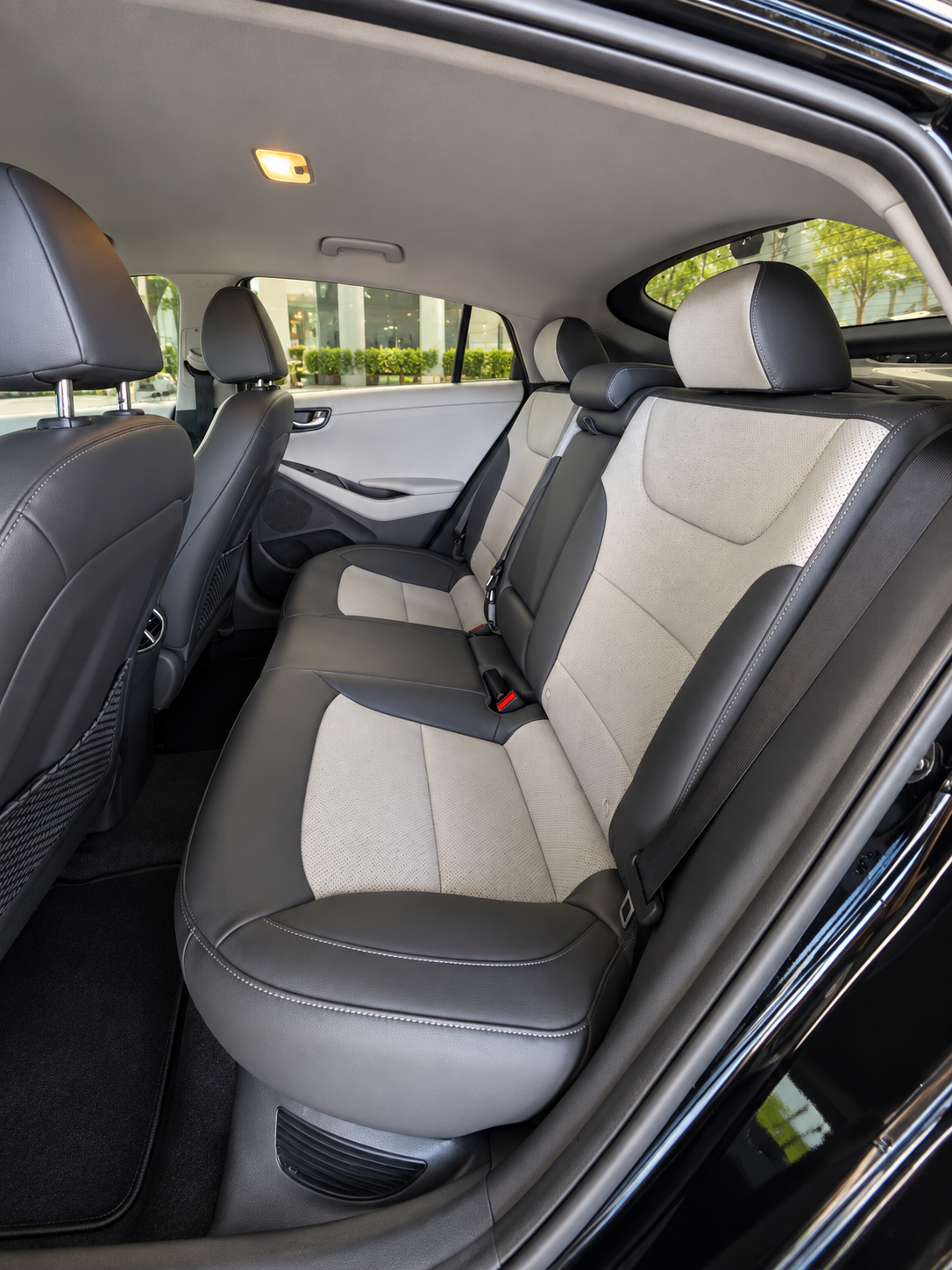 Interior do Hyundai Ioniq com bancos traseiros e saída de ar para os passageiros