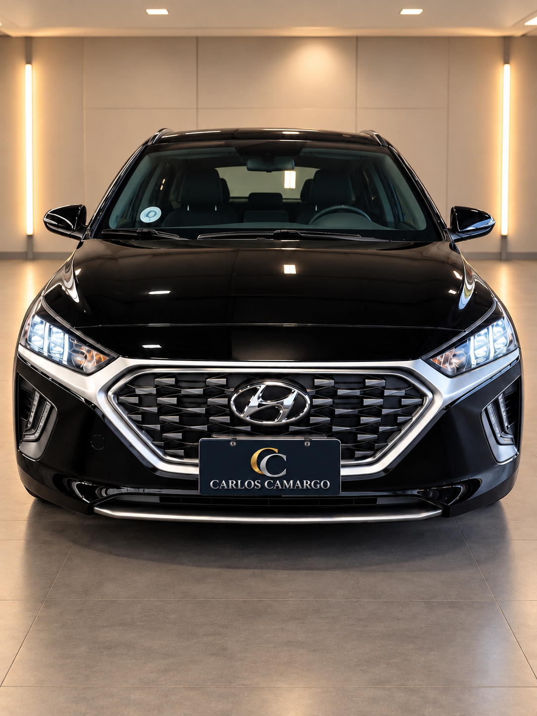 Hyundai Ioniq preto visto de frente